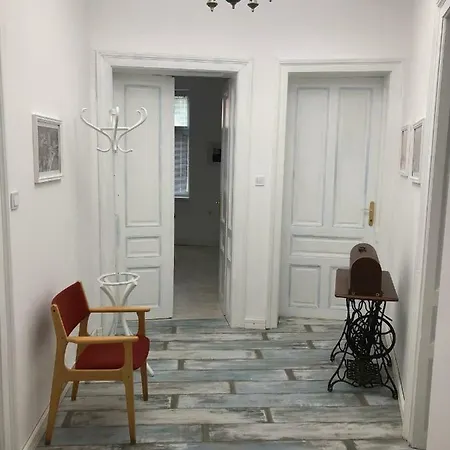 Modern & Old Апартамент *